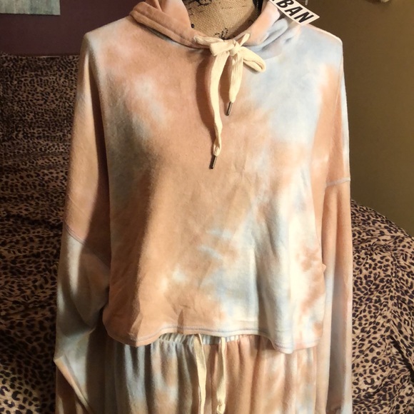 URBAN OUTFITTERS Tie-Dye Cropped Top Sweatsuit Set - Picture 2 of 12